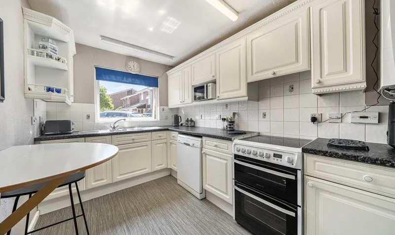 Hillcrest Close, Epsom, KT18, photo 3