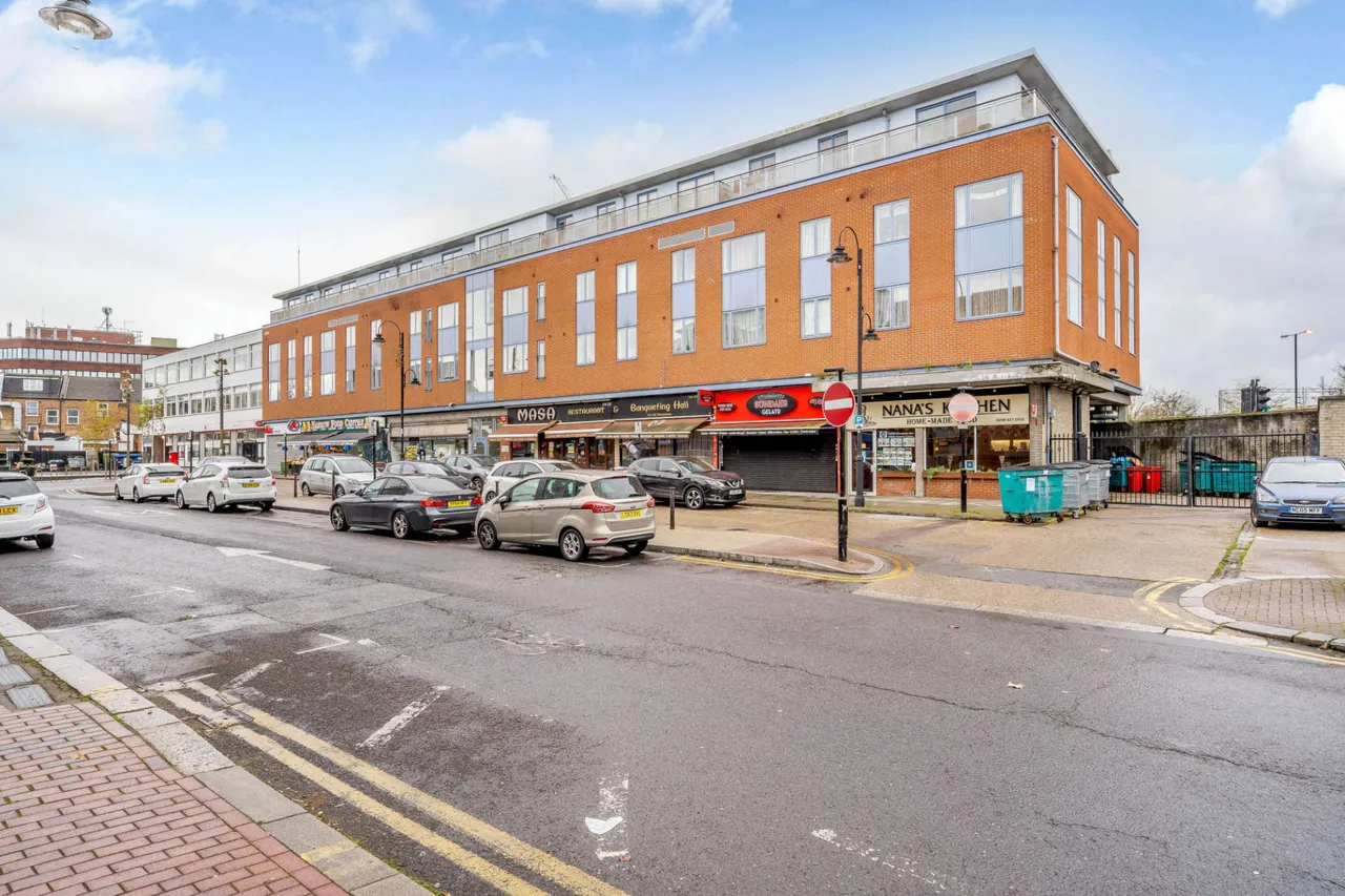 2 bed flat for sale, Headstone Drive, Harrow, HA3
