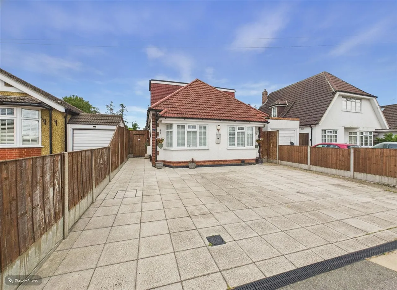 3 bed property for sale — Glenalla Road, Ruislip, HA4 8DW
