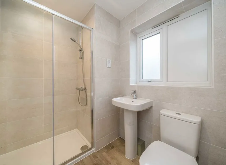Walton Court Gardens, Weybridge, KT12, photo 8