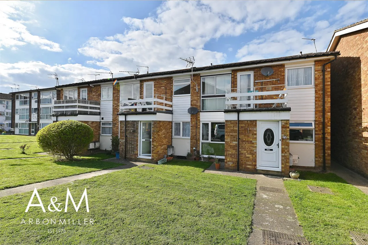 2 bed property to rent — St Peters Close, 70 St. Peters Close Essex Newbury Park, Ilford, Essex, IG27QN
