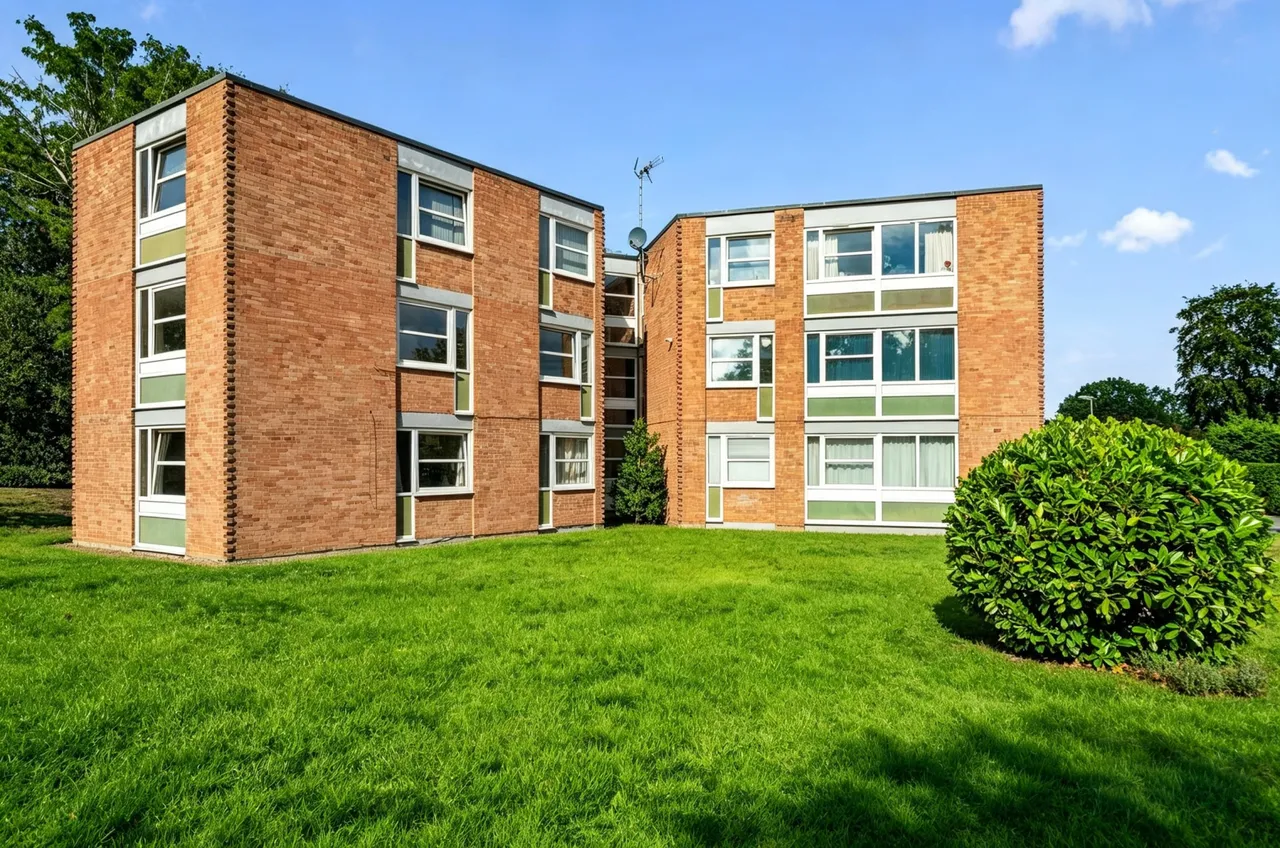 2 bed flat for sale, Heathside, Weybridge, KT13