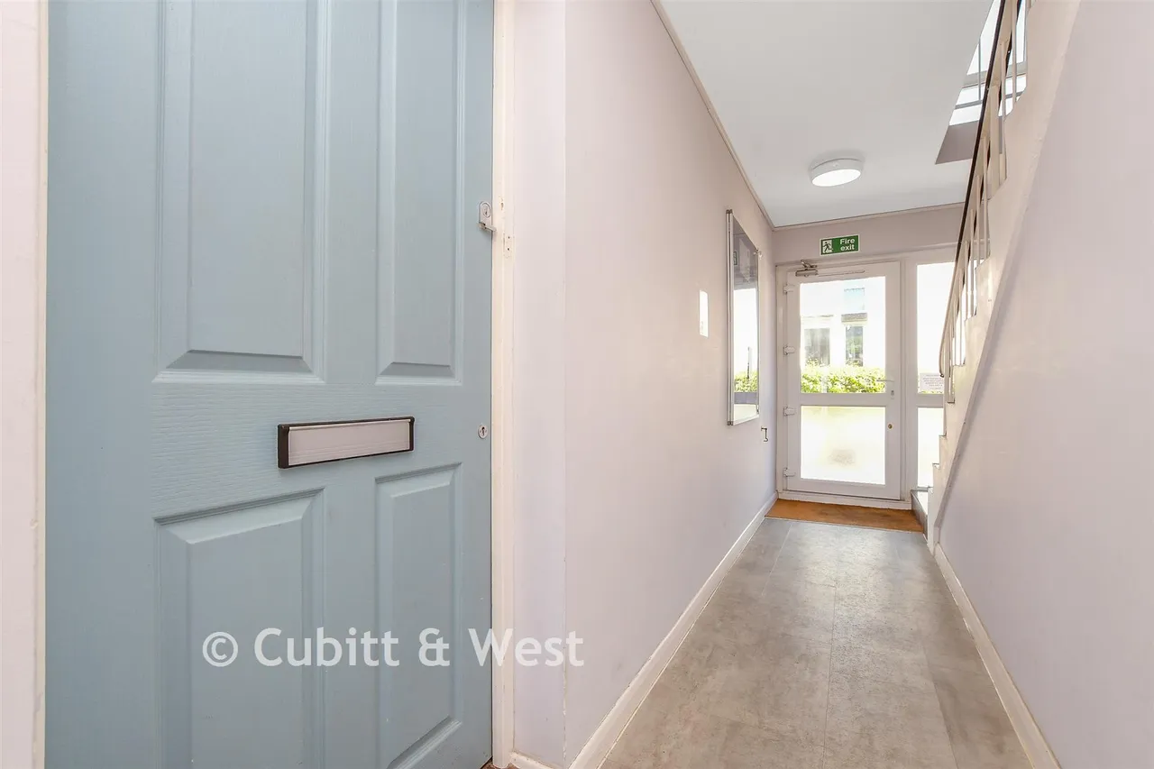 Leslie Road, Dorking, RH4, photo 11