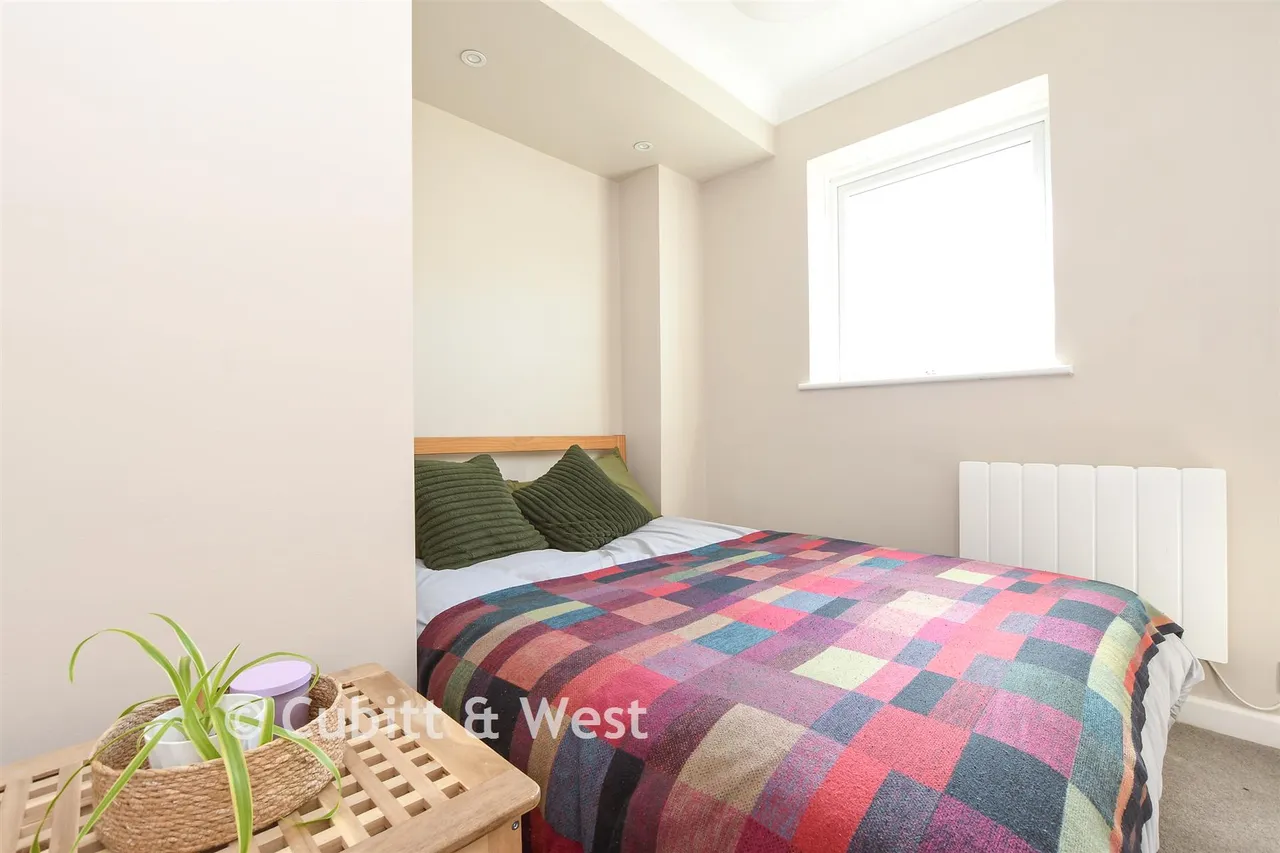 Leslie Road, Dorking, RH4, photo 9