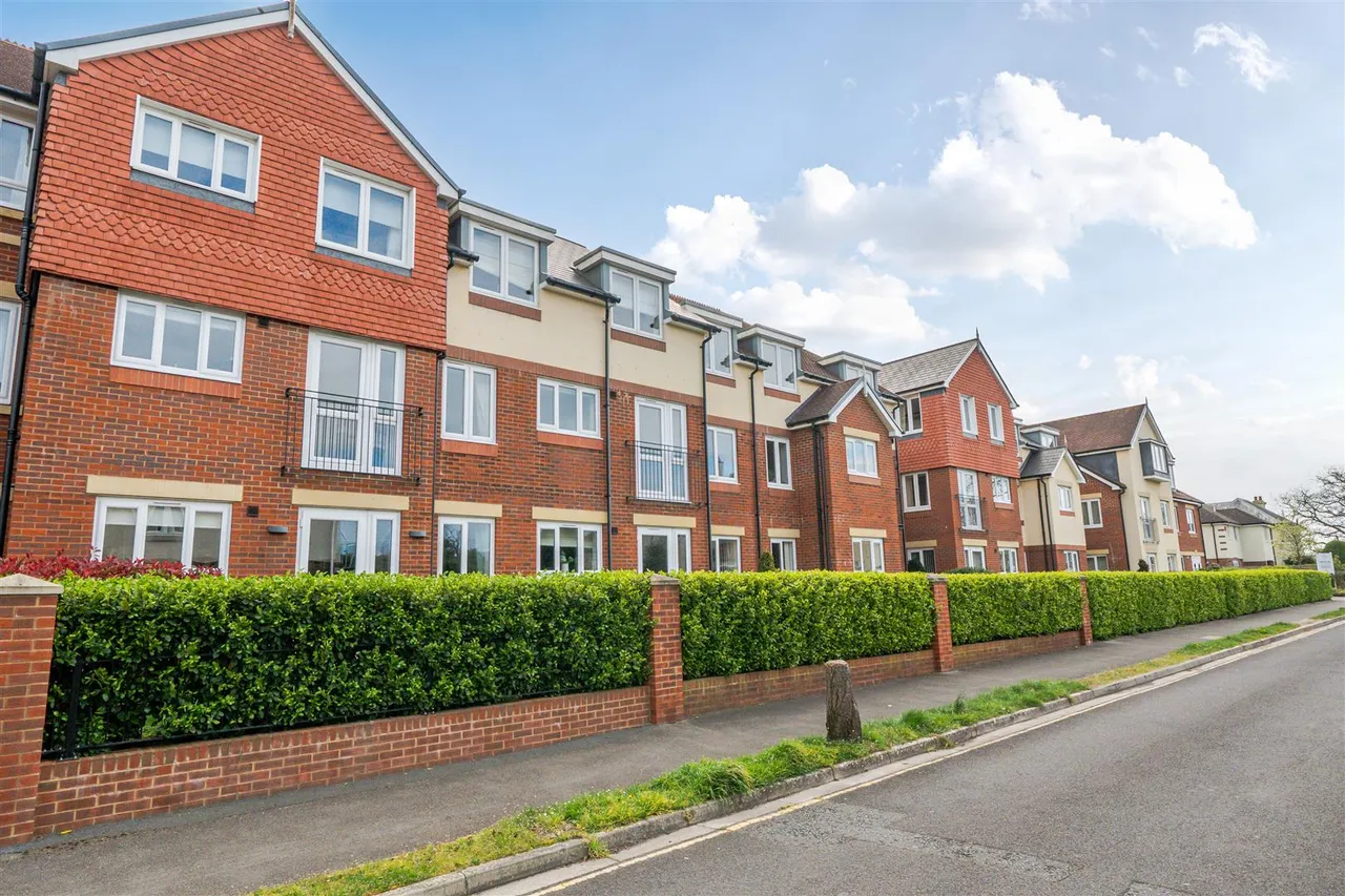 1 bed flat for sale, Stuart Road, Highcliffe, BH23