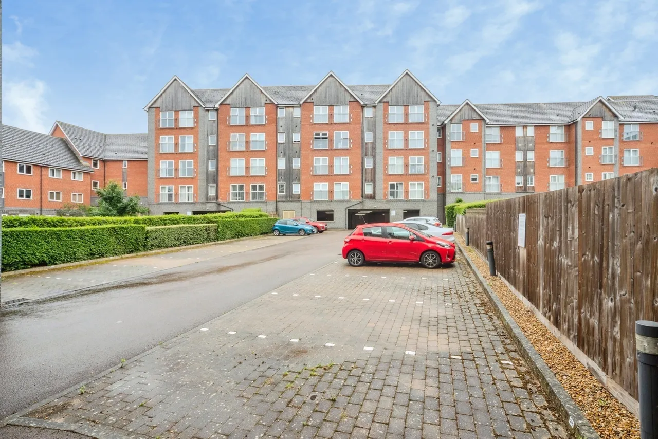 Millward Drive, Bletchley, Milton Keynes, Buckinghamshire, MK2, photo 15