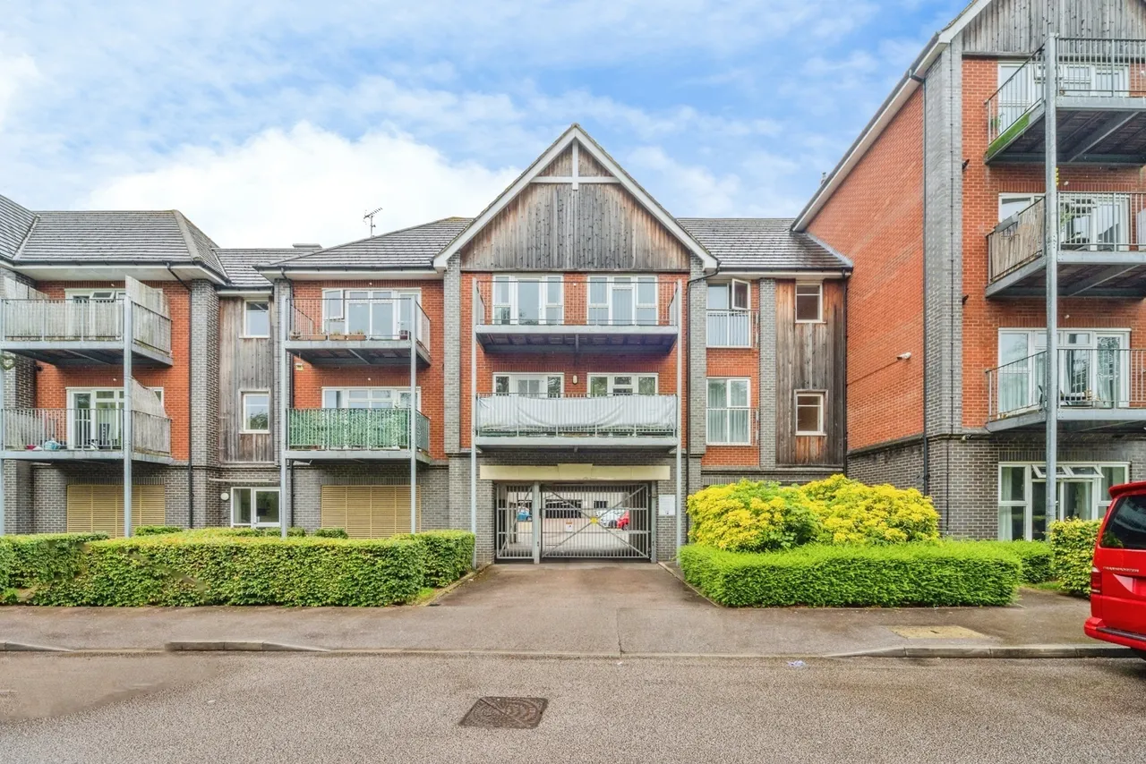 2 bed flat for sale — Millward Drive, Bletchley, Milton Keynes, Buckinghamshire, MK2