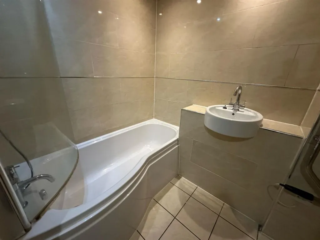 Leeds Road, Bradford, BD1, photo 10
