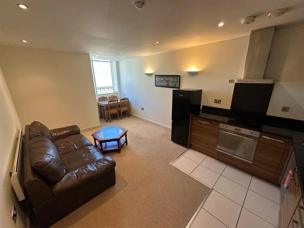 2 bed flat to rent, Leeds Road, Bradford, BD1
