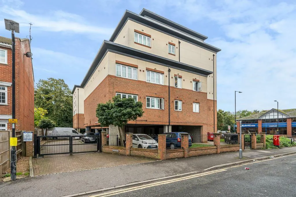 2 bed flat for sale — Bath Road, Slough