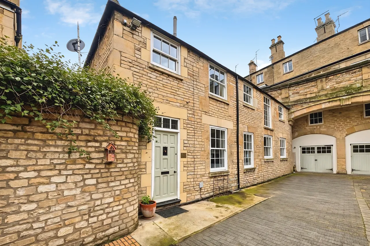 2 bed character property for sale — Scotgate, Stamford, PE9
