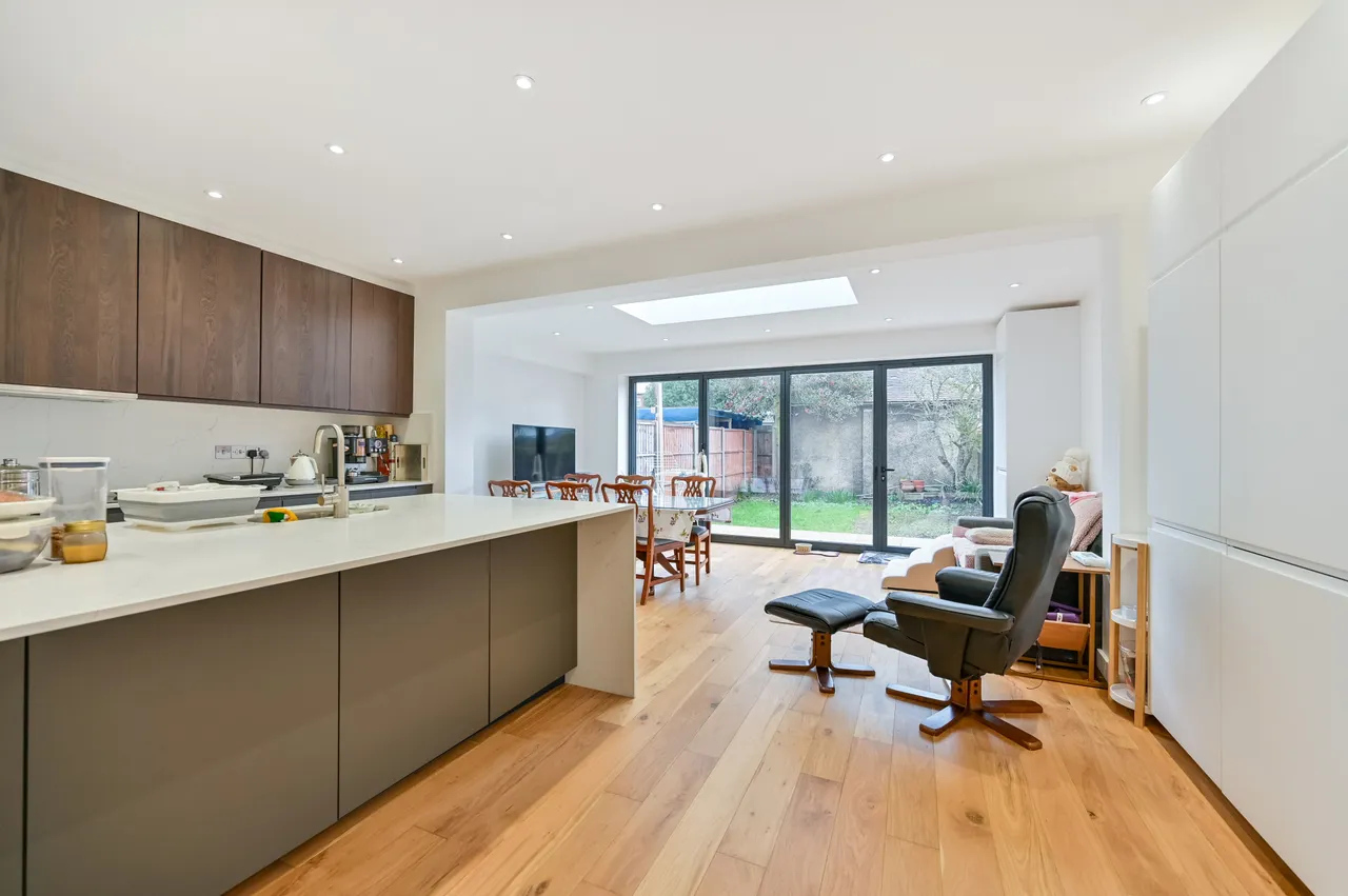 2 Elm Close, London, photo 3