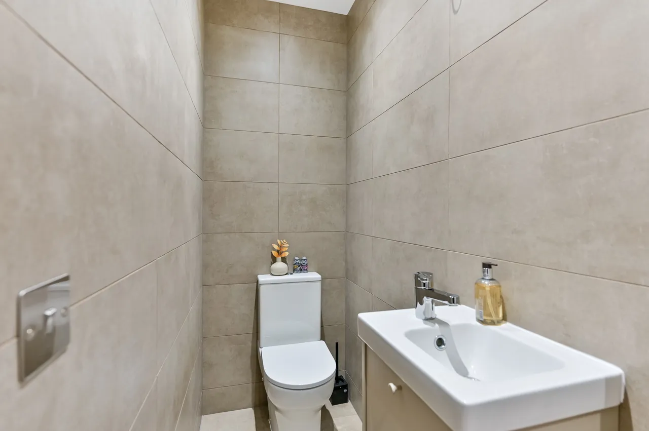 2 Elm Close, London, photo 9