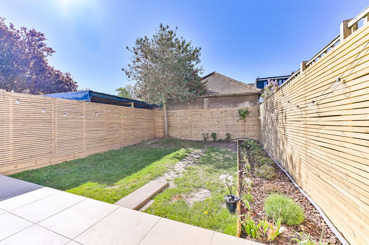 2 Elm Close, London, photo 10