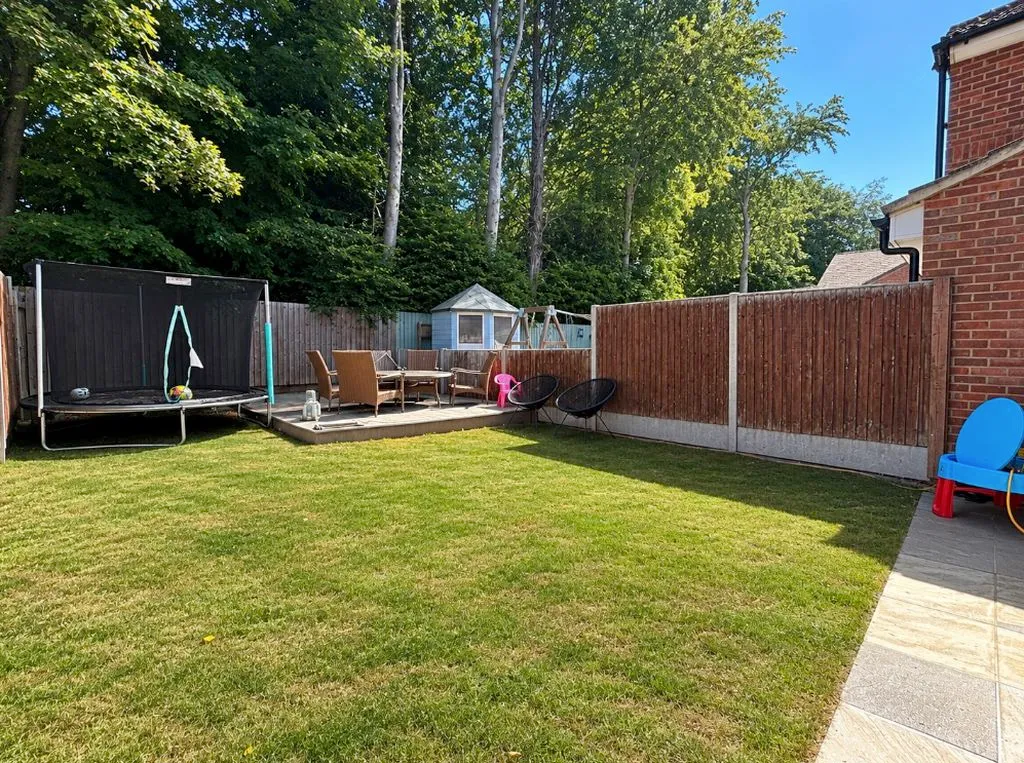 Bernard Close, Dunstable LU5 4HL, photo 9