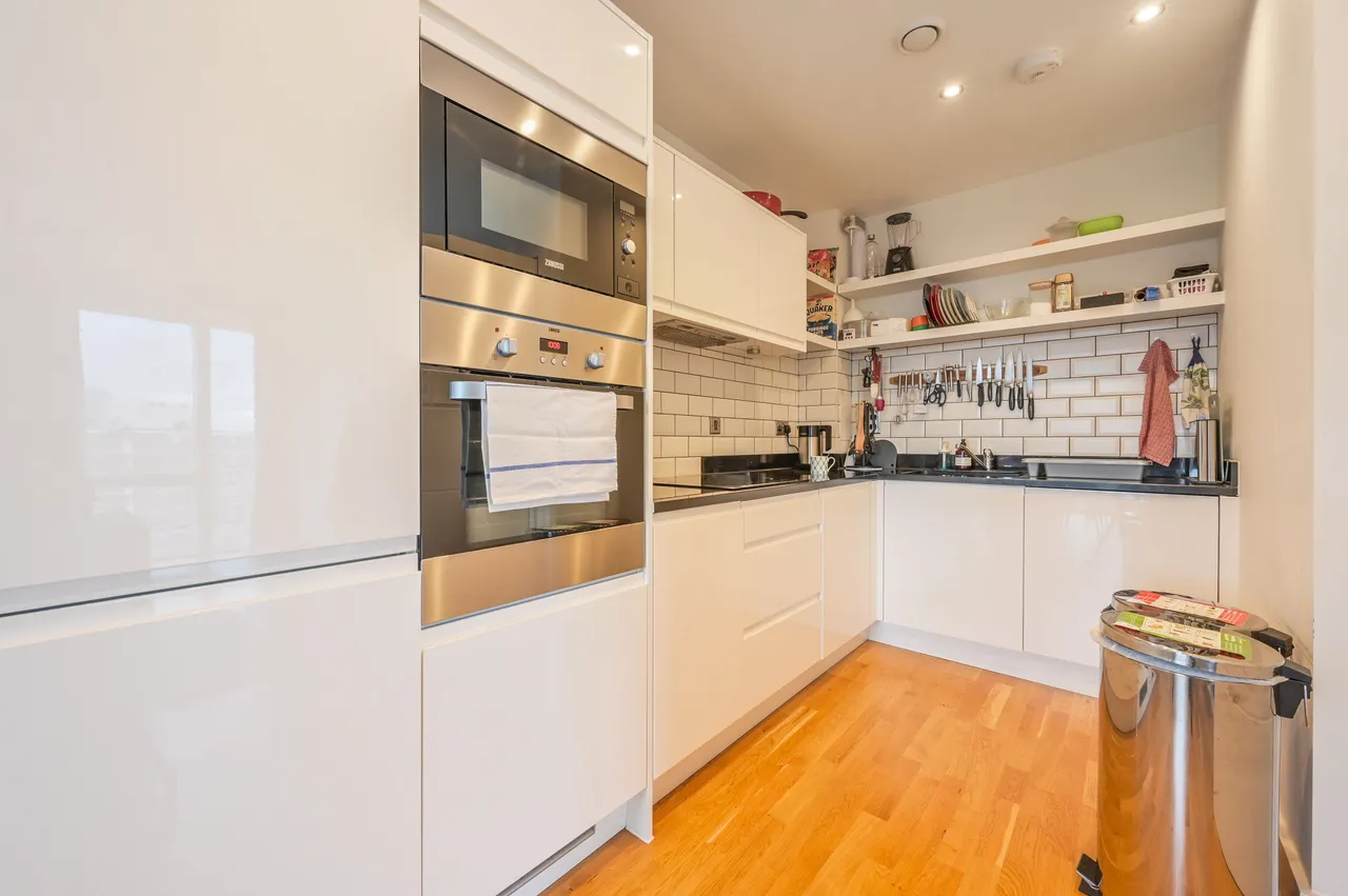 Flat 903, Wimhurst Court, London, photo 2