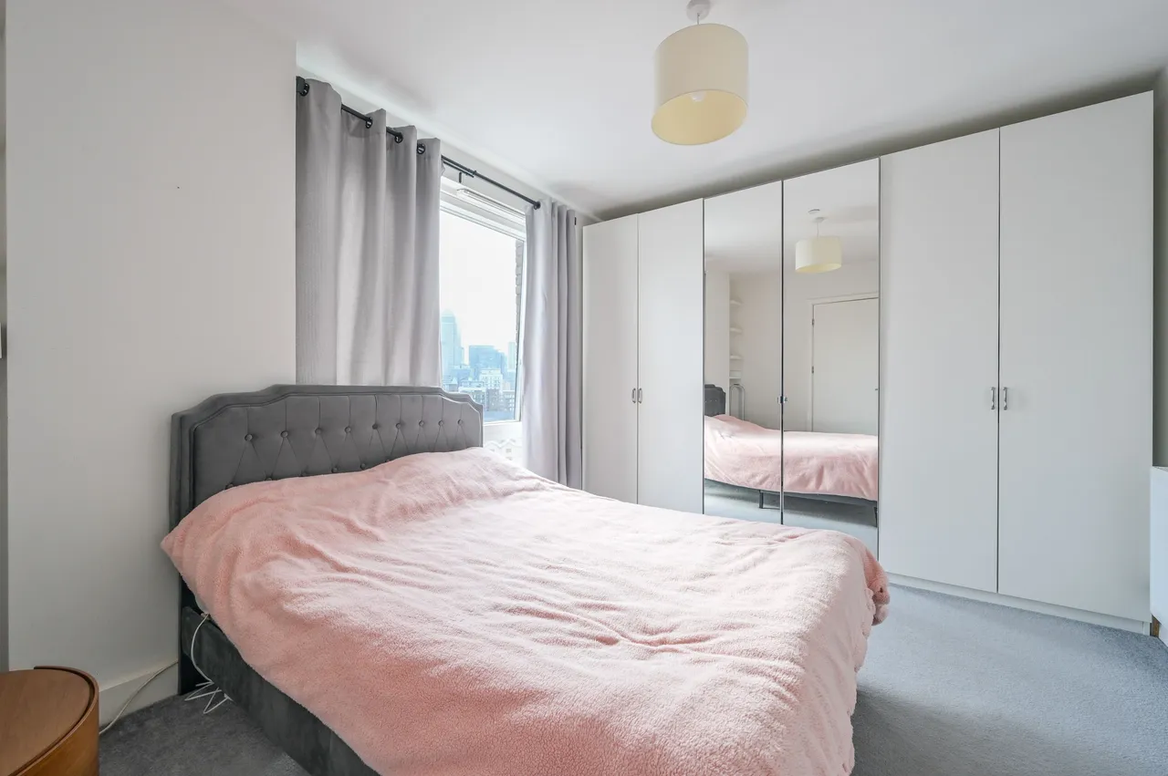 Flat 903, Wimhurst Court, London, photo 3