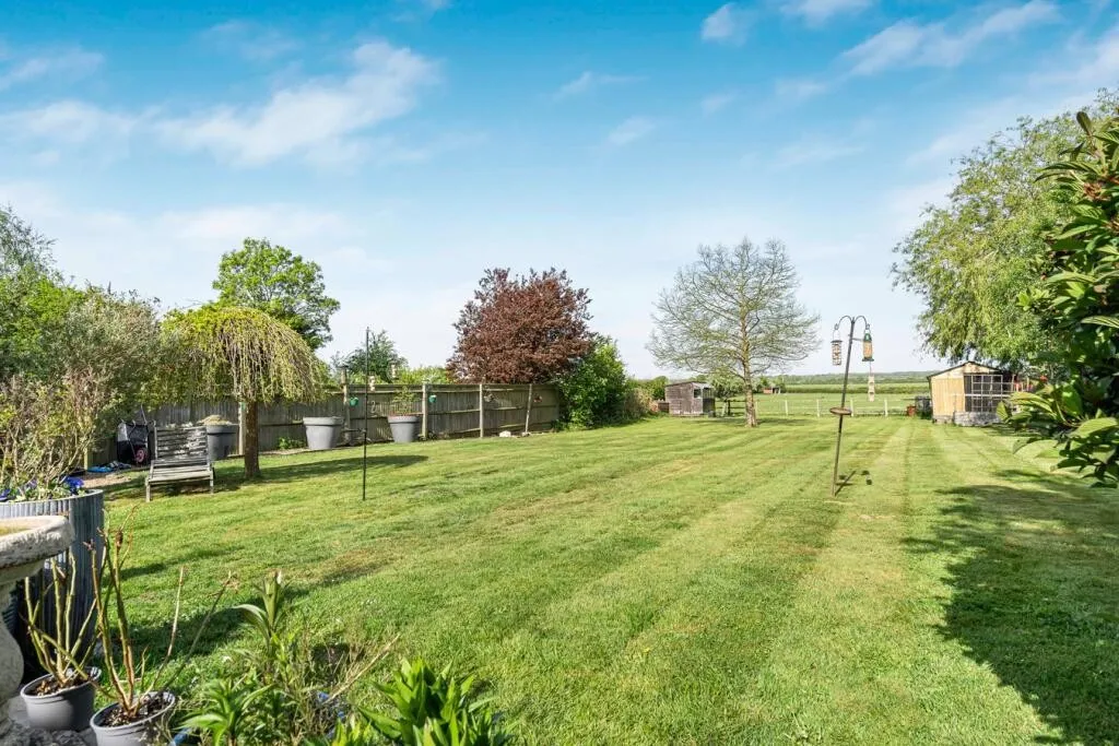 Grendon Road, Edgcott, HP18, photo 3