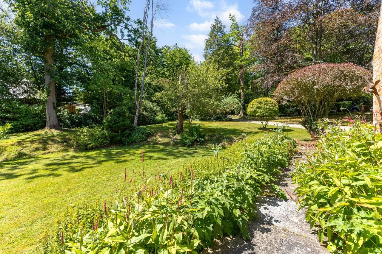 Firs Walk, Tewin, AL6, photo 22