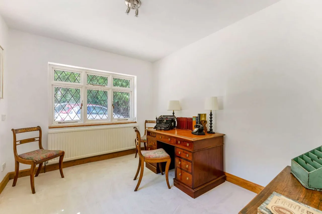 Firs Walk, Tewin, AL6, photo 12
