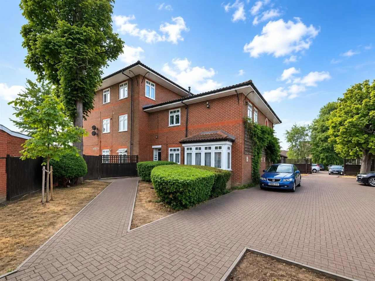2 bed flat for sale, Staines Road, Hounslow, TW4