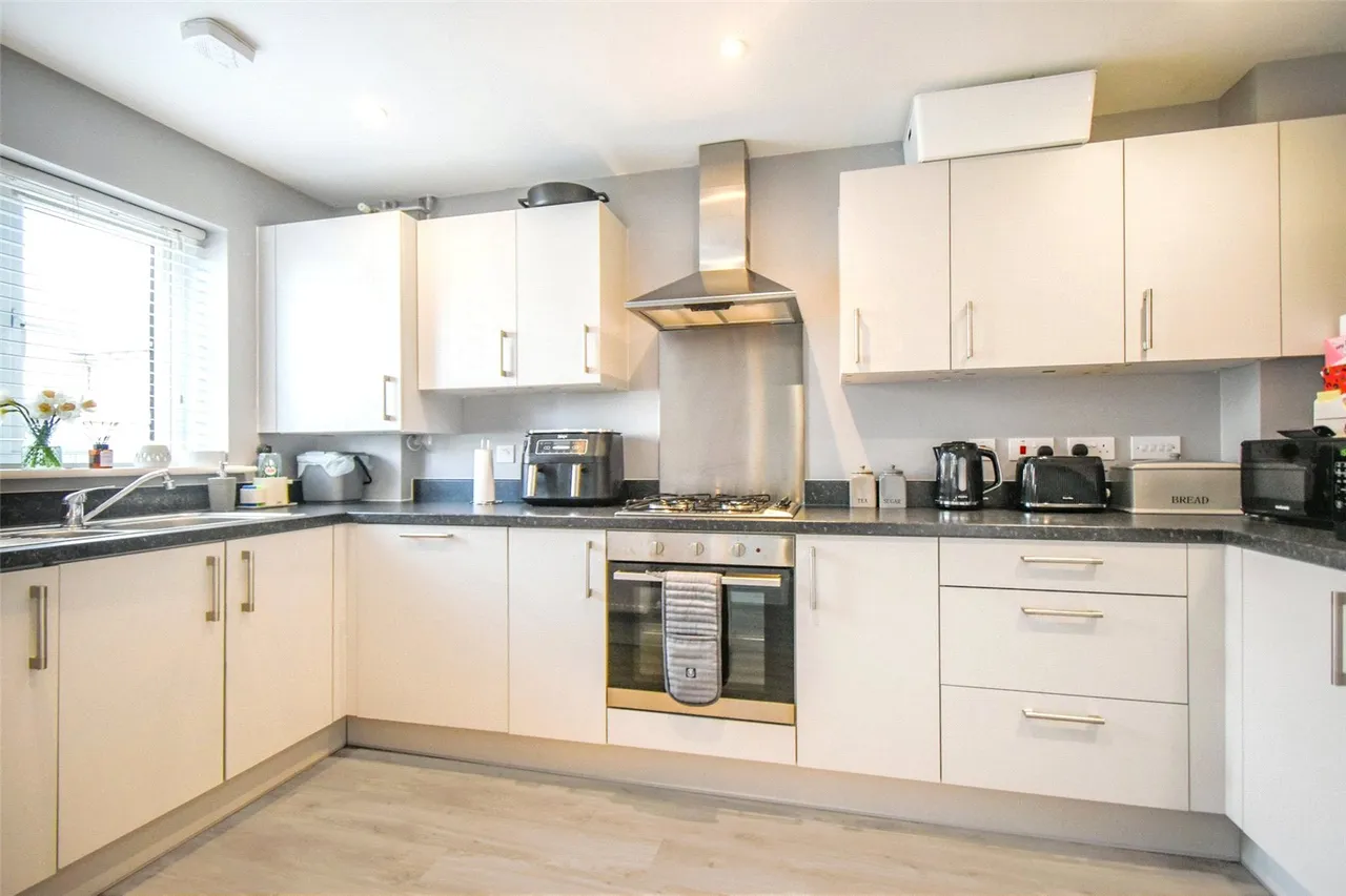 Unwin Close, Hook, Hampshire, RG27 9FL, photo 3