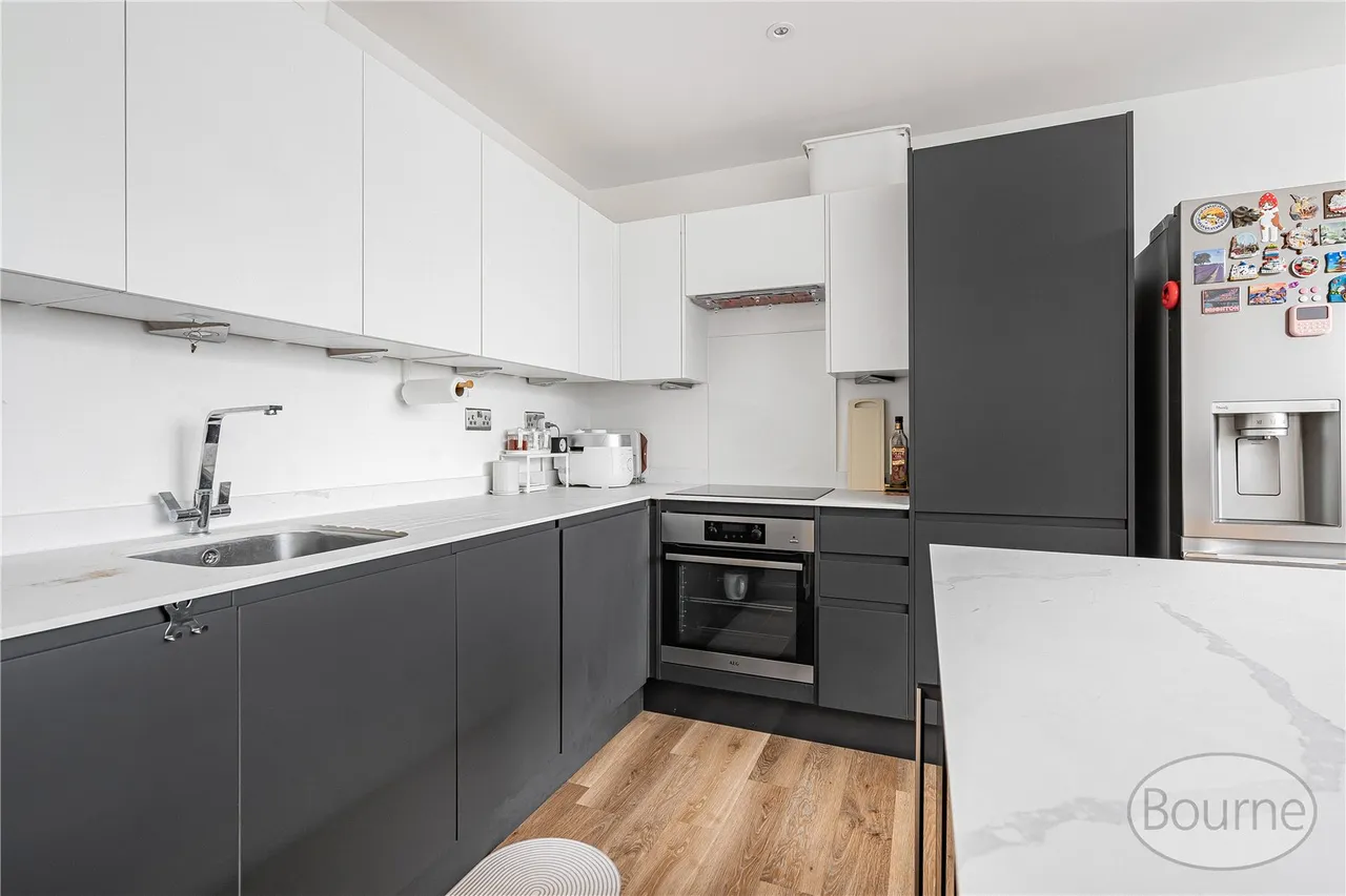 Chertsey Road, Woking, GU21, photo 2