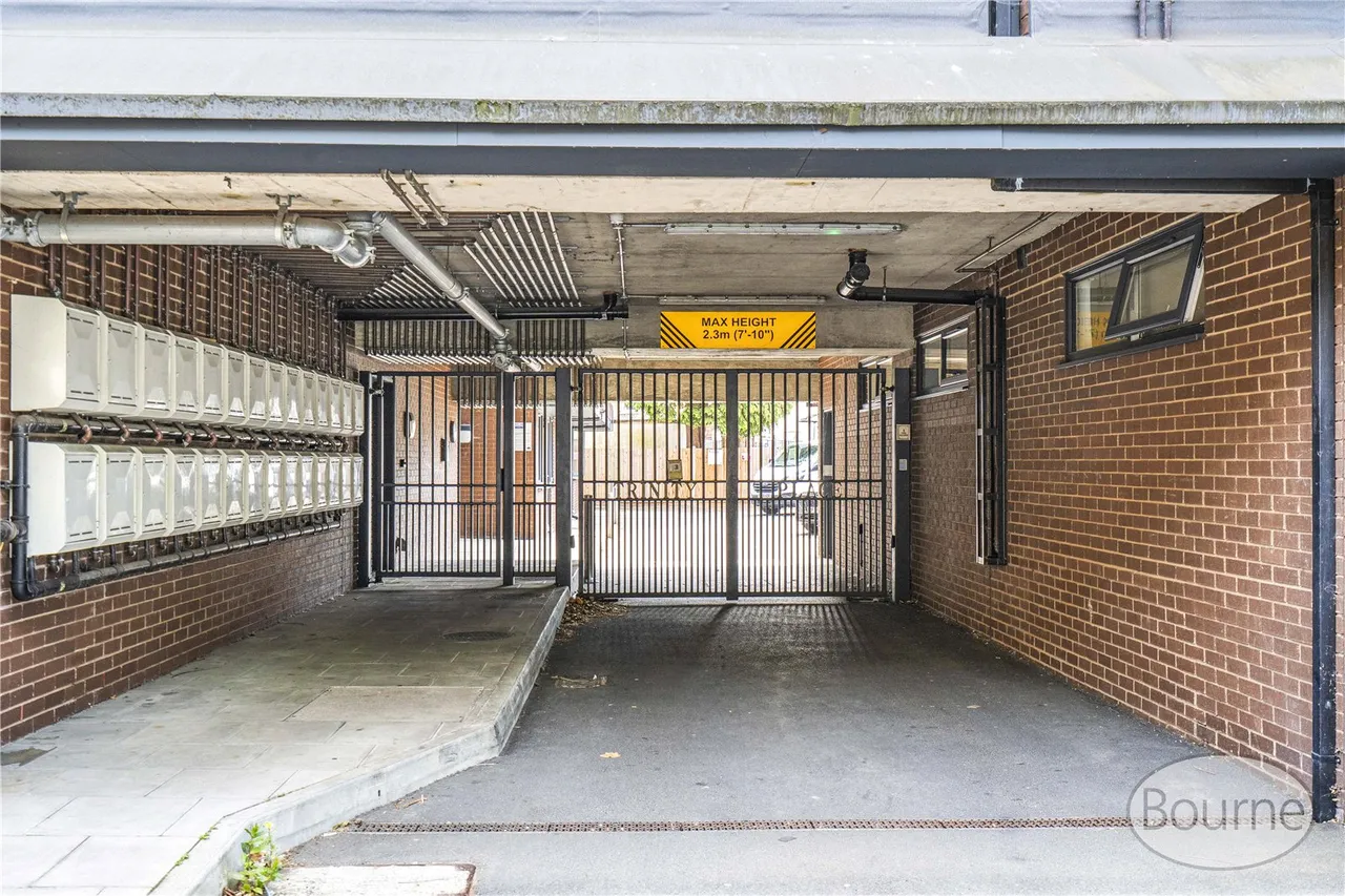 Chertsey Road, Woking, GU21, photo 20