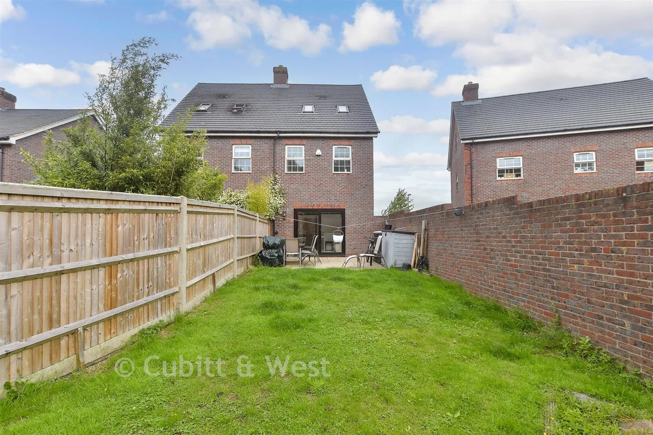 Somerley Drive, Forge Wood, RH10, photo 2