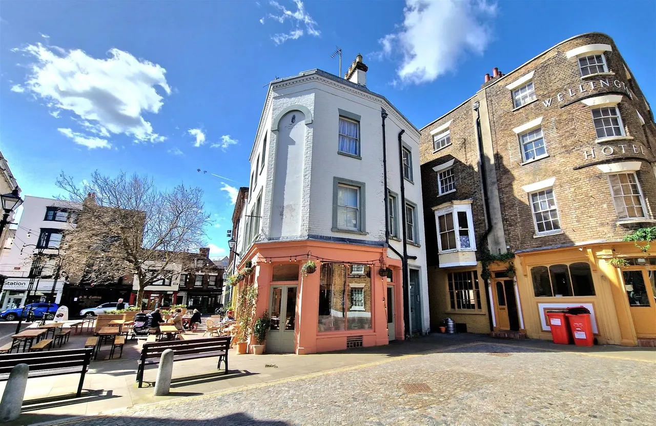 2 bed flat for sale, Market Place, Margate, CT9