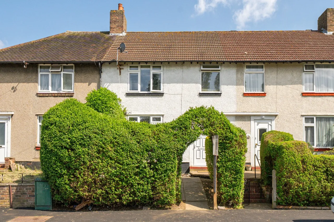 3 bed house for sale — Mayeswood Road, SE12