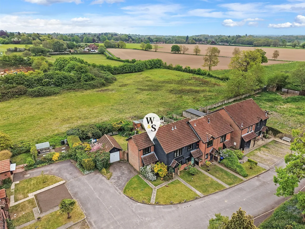 3 bed property for sale, Barleymow Court, Betchworth, RH3