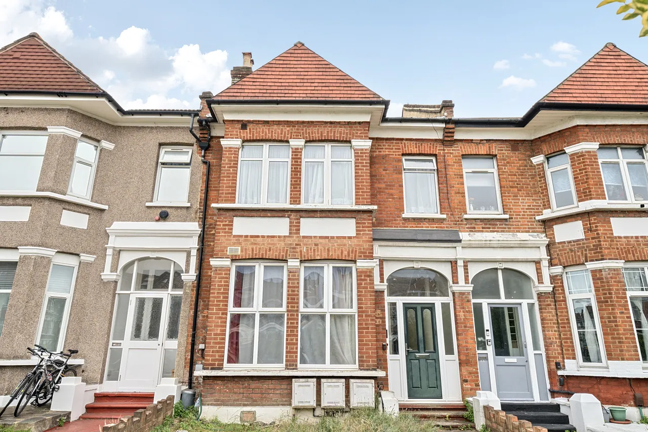 2 bed flat for sale — Flat 2, 68 Greyhound Lane, London