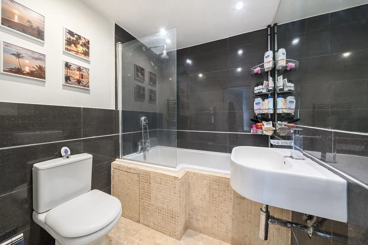 Flat 2, 68 Greyhound Lane, London, photo 5