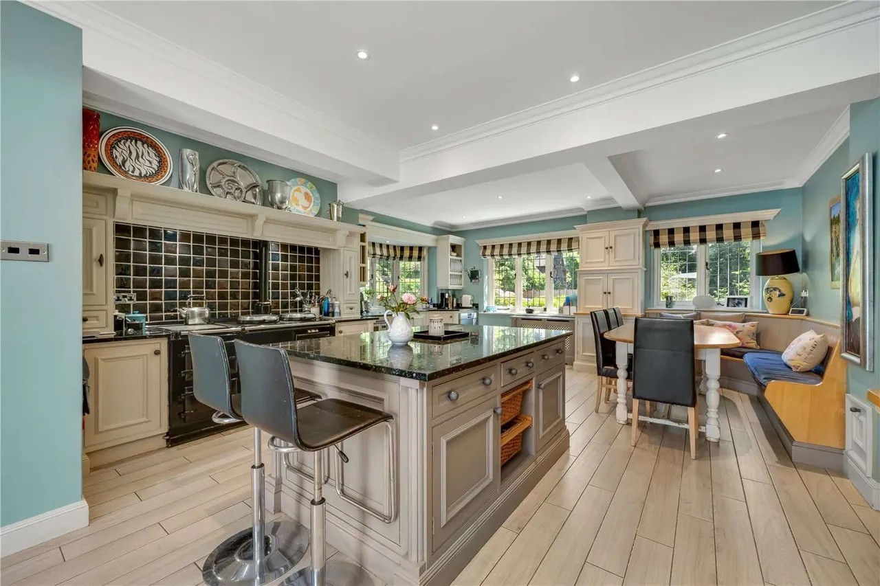 Old Woking Road, West Byfleet, Surrey, KT14 6HU, photo 3
