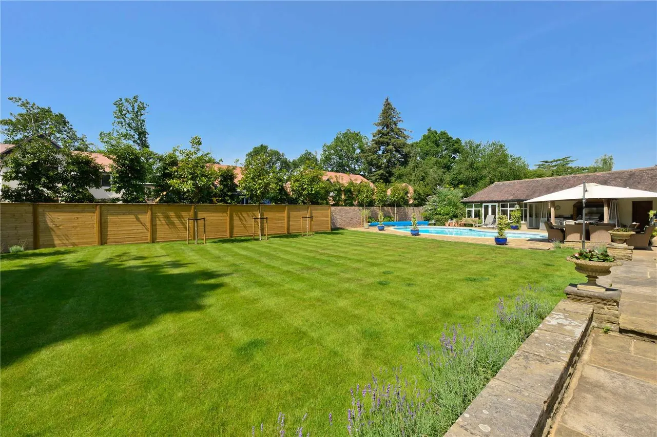 Old Woking Road, West Byfleet, Surrey, KT14 6HU, photo 8