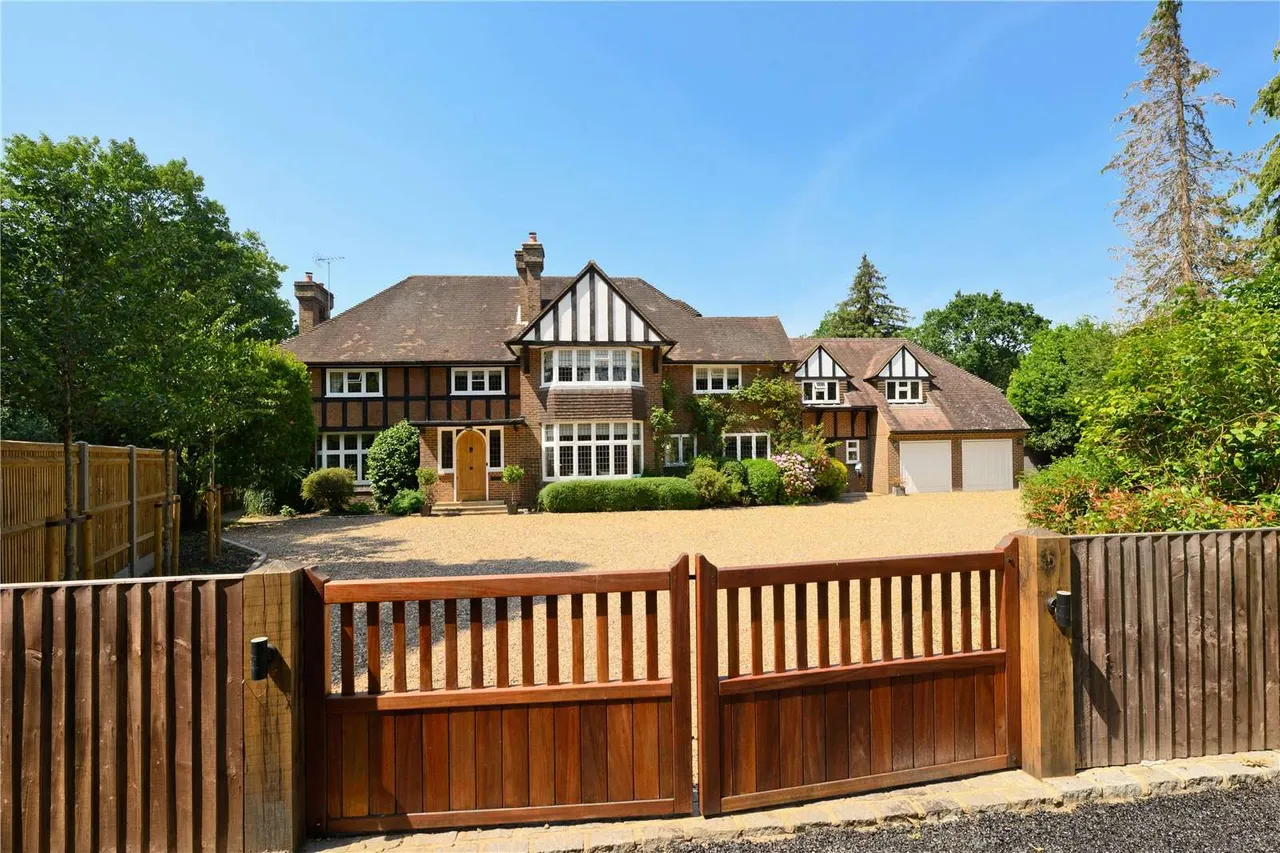 7 bed house for sale — Old Woking Road, West Byfleet, Surrey, KT14 6HU