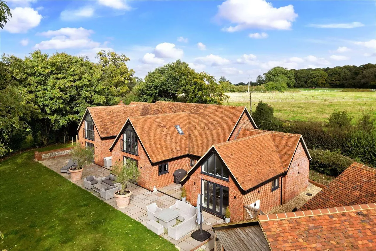 Ledgemore Lane, Great Gaddesden, Hemel Hempstead, Hertfordshire, HP2 6HB, photo 2