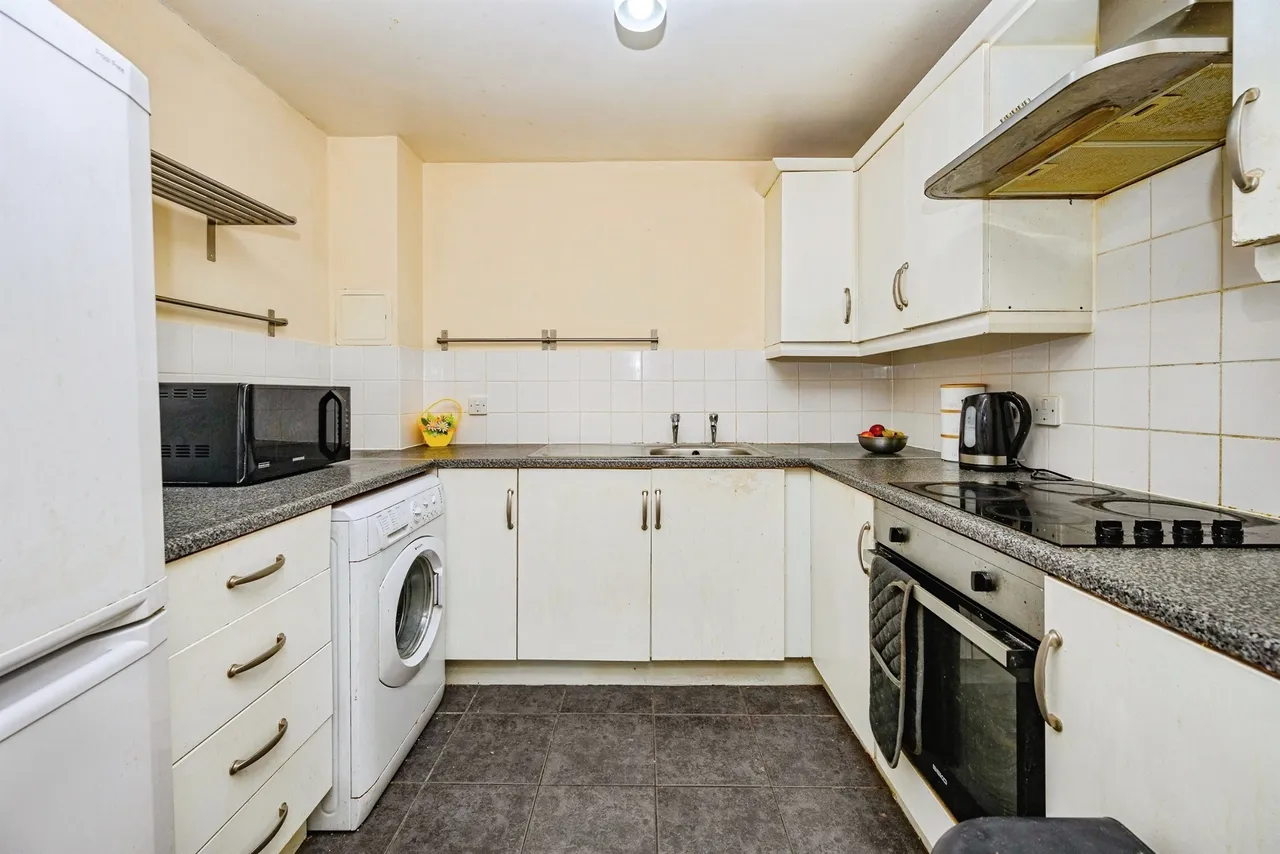 2 bed flat for sale — Ovaltine Drive, Kings Langley