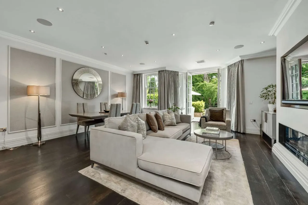 2 bed flat for sale — Princess Square, Esher, Surrey, KT10 9BW