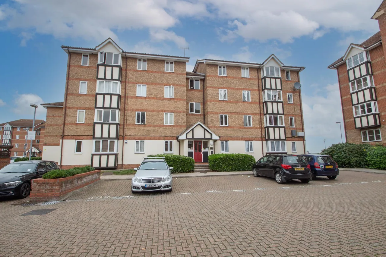 2 bed flat for sale — Chandlers Drive, Erith