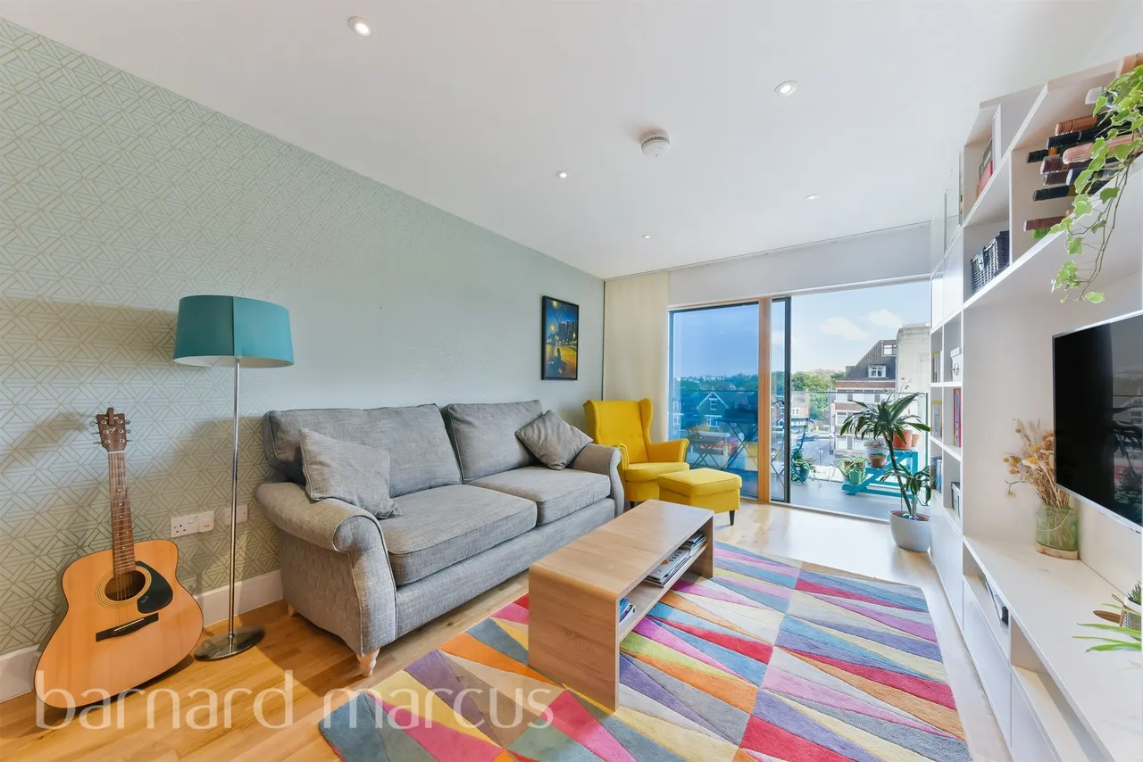 2 bed flat for sale — Streatham High Road, London