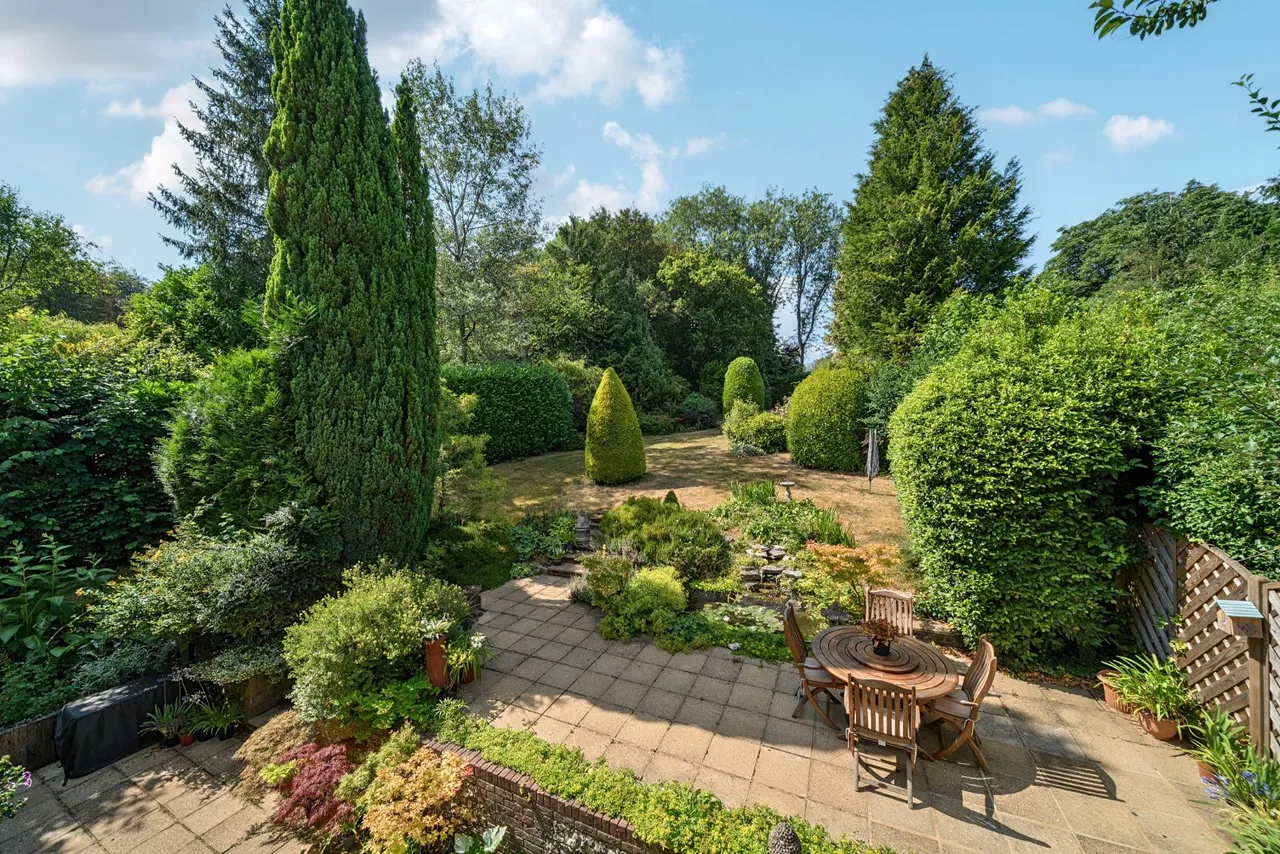 4 bed house for sale, Medstead Road, Beech, GU34