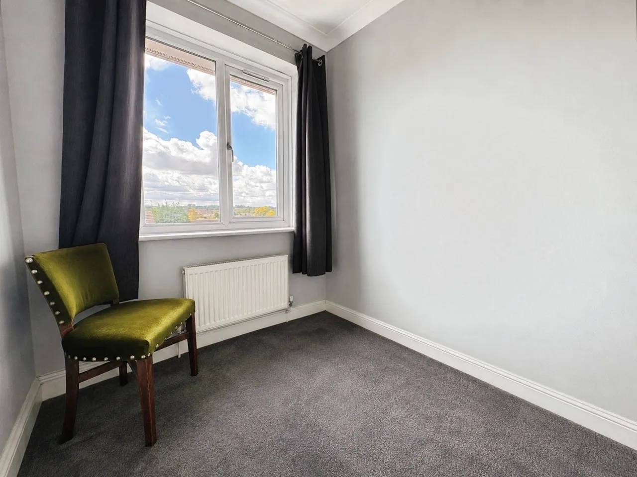 Carfax Avenue, Tongham, Surrey, GU10 1BD, photo 6