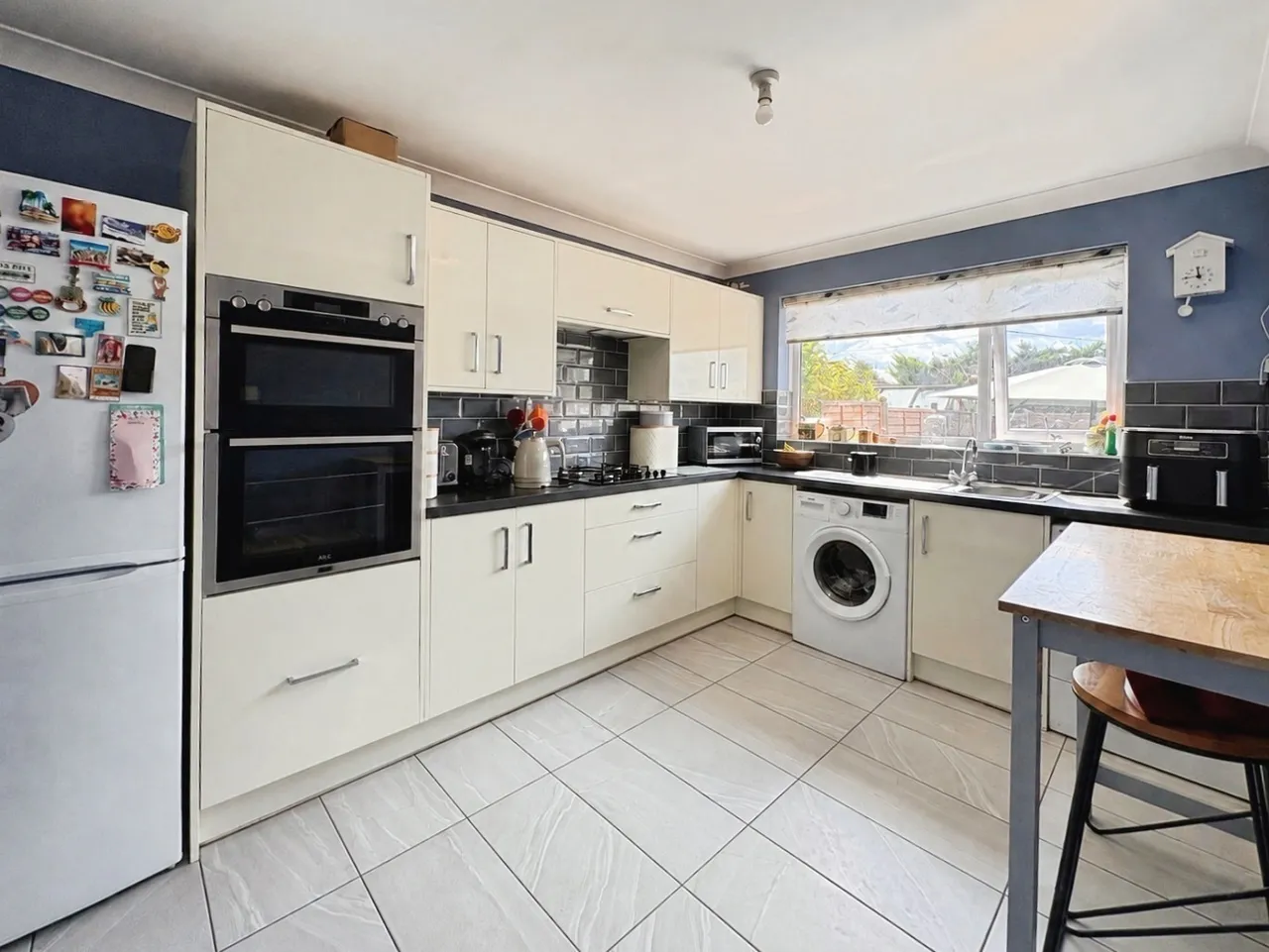 Carfax Avenue, Tongham, Surrey, GU10 1BD, photo 2