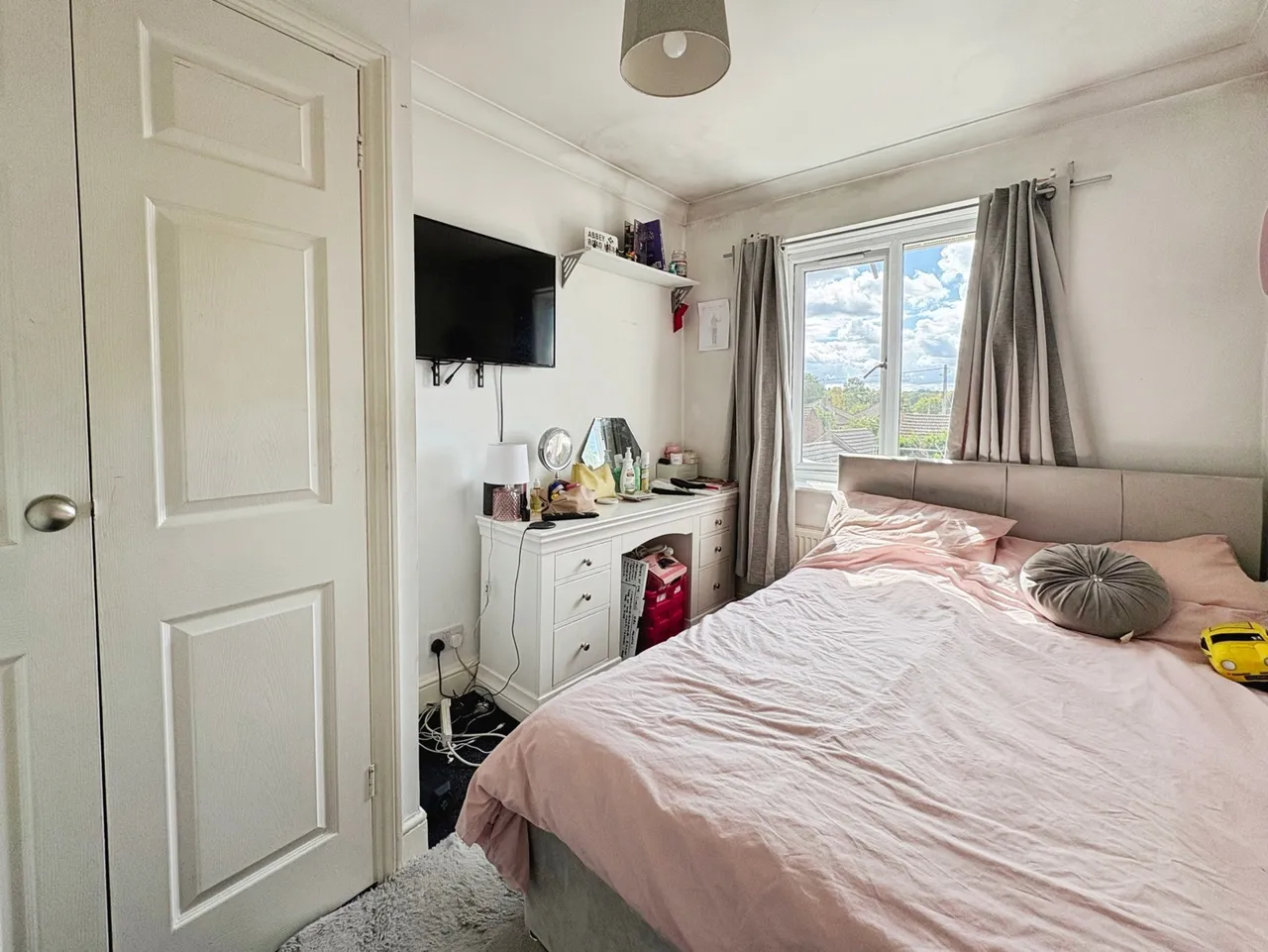 Carfax Avenue, Tongham, Surrey, GU10 1BD, photo 5