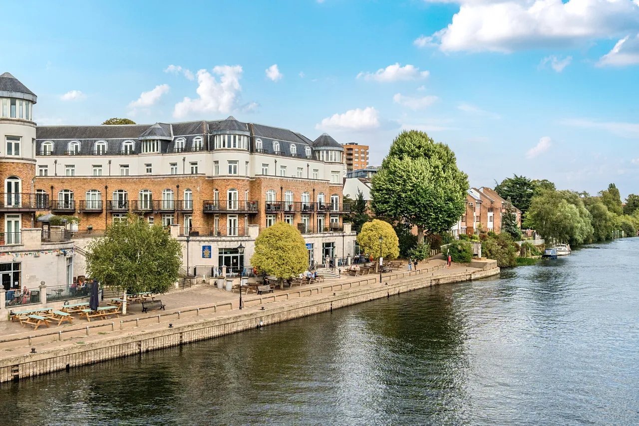 3 bed flat for sale — Clarence Street, Staines-Upon-Thames,...