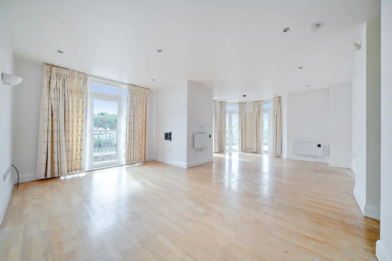 Clarence Street, Staines-Upon-Thames,..., photo 3