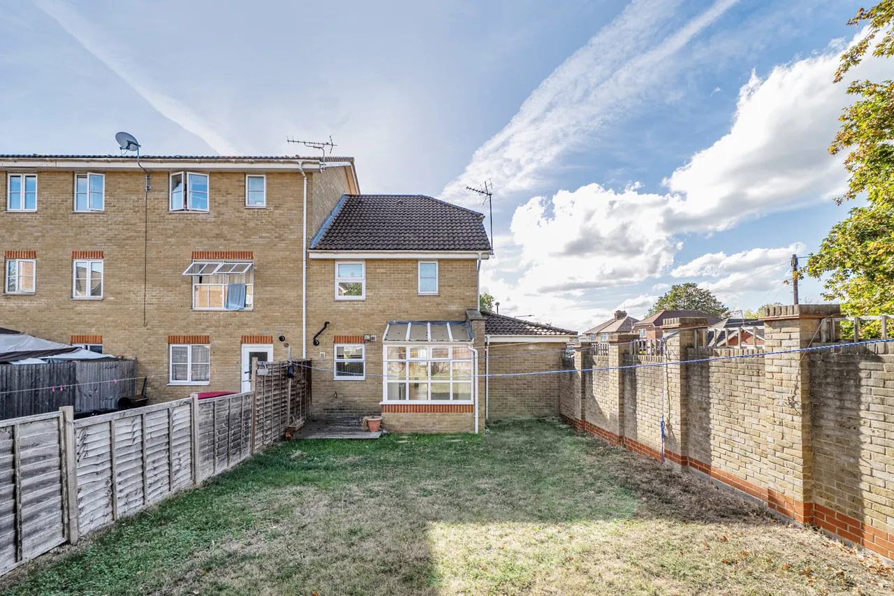 A Superb Three-Bedroom Home in a Prime Hillingdon Location, UB8, photo 16