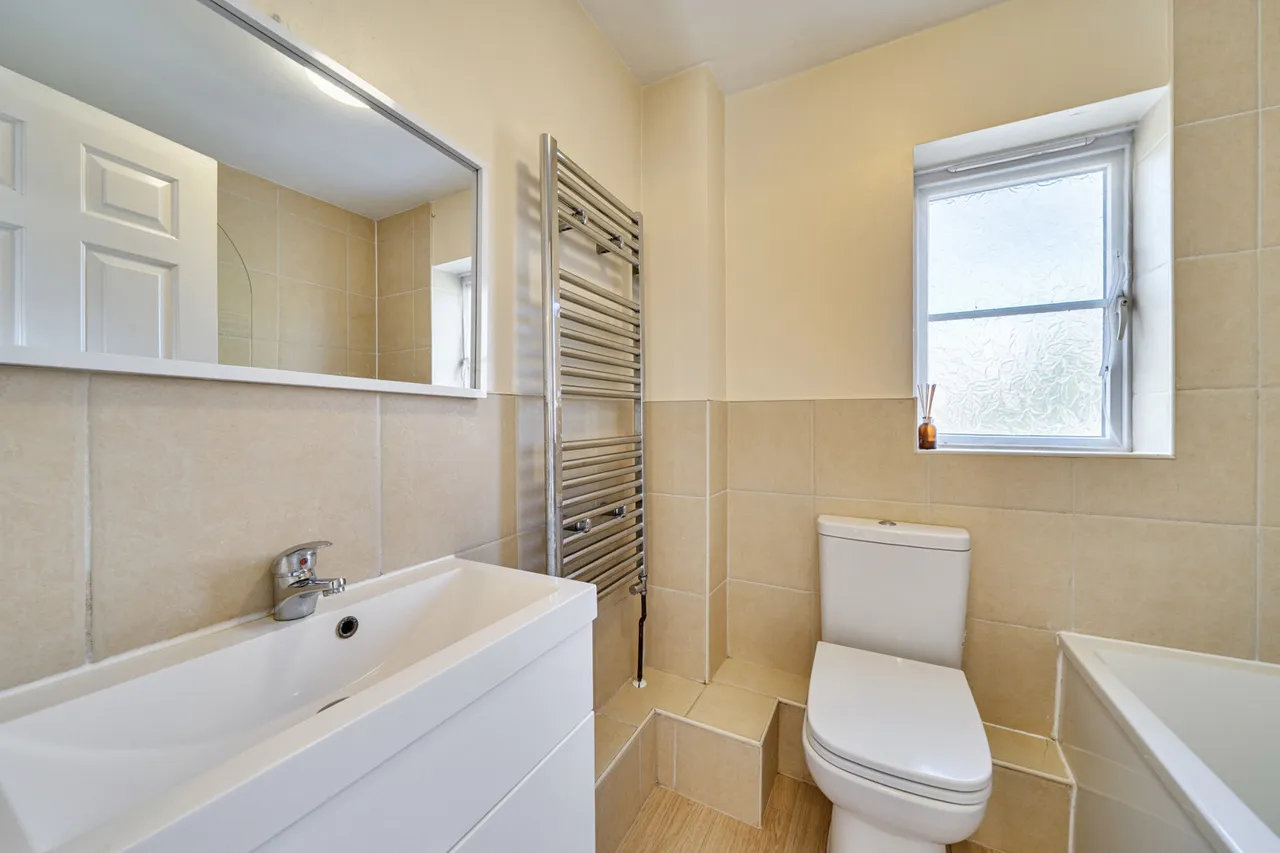 A Superb Three-Bedroom Home in a Prime Hillingdon Location, UB8, photo 7